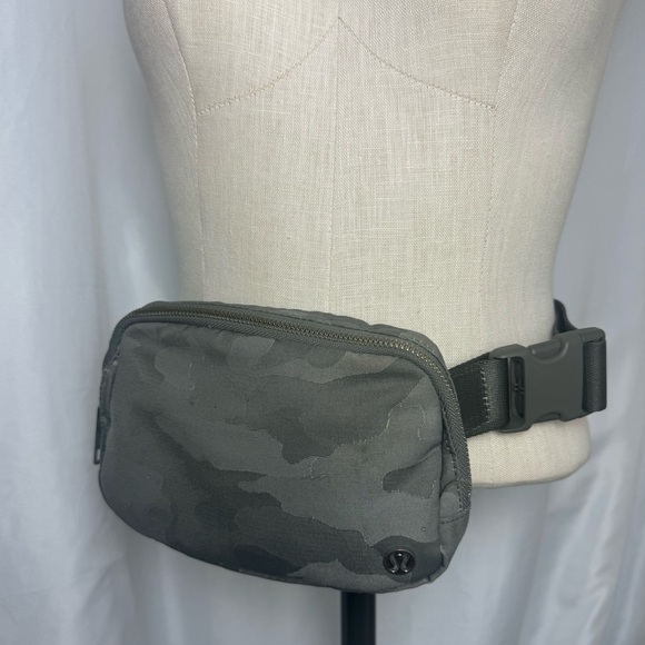 Lululemon Athletica Everywhere Belt Crossbody Camouflage Belt Bag one size - Picture 1 of 8